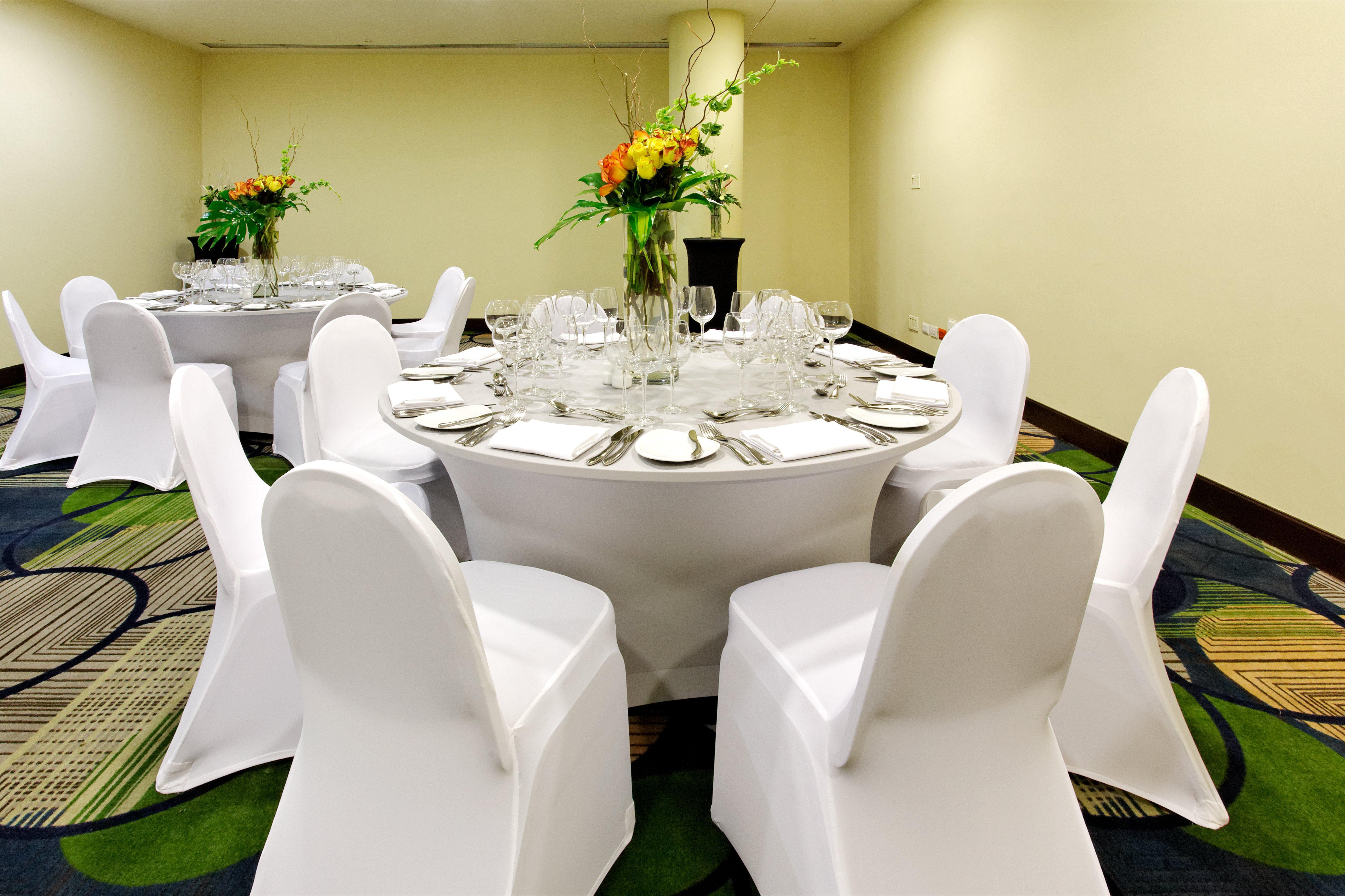 圣多明各假日套房酒店 聖多明哥 外观 照片 A table set for a formal dinner
