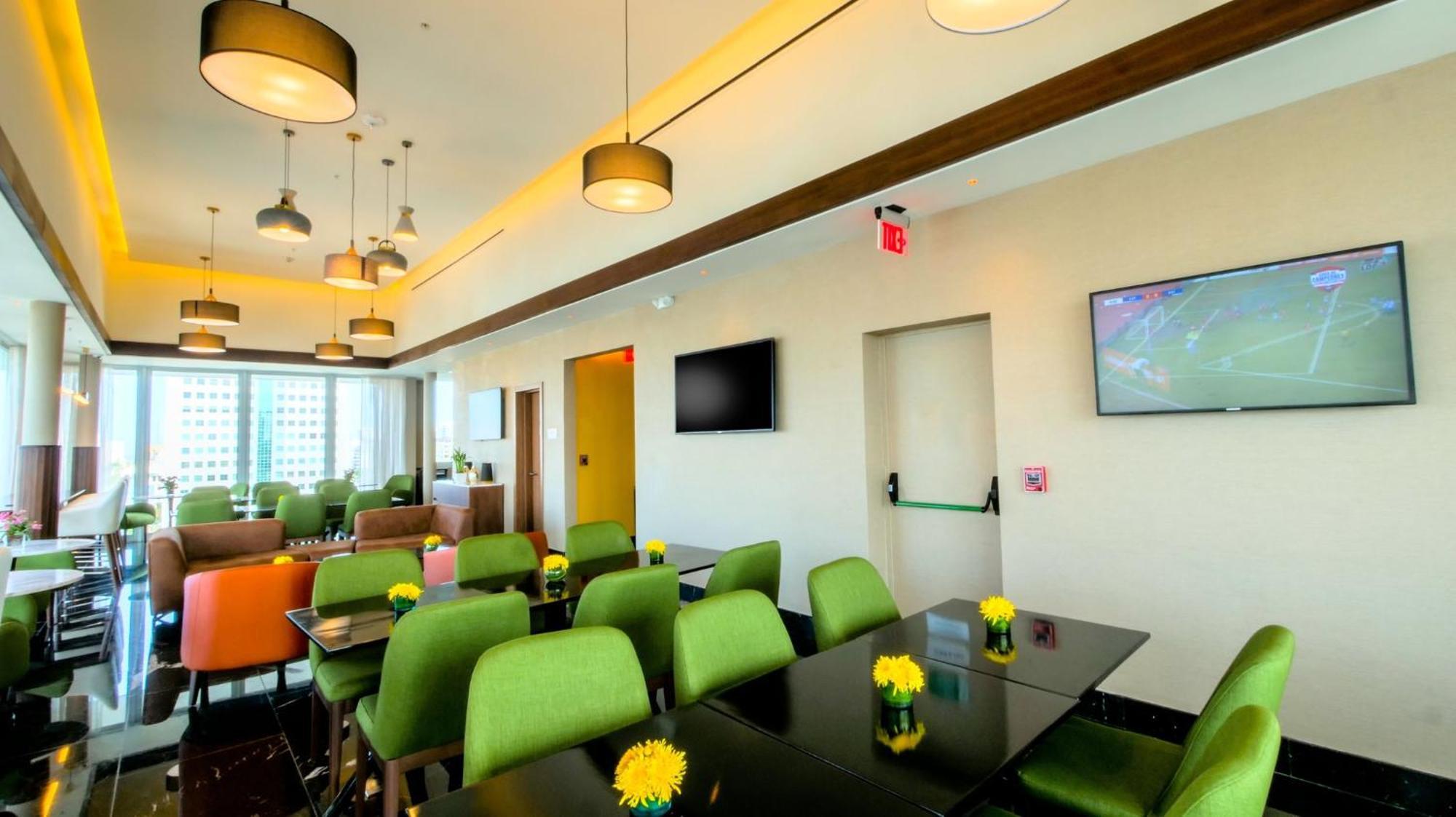 圣多明各假日套房酒店 聖多明哥 外观 照片 The lounge at the airport