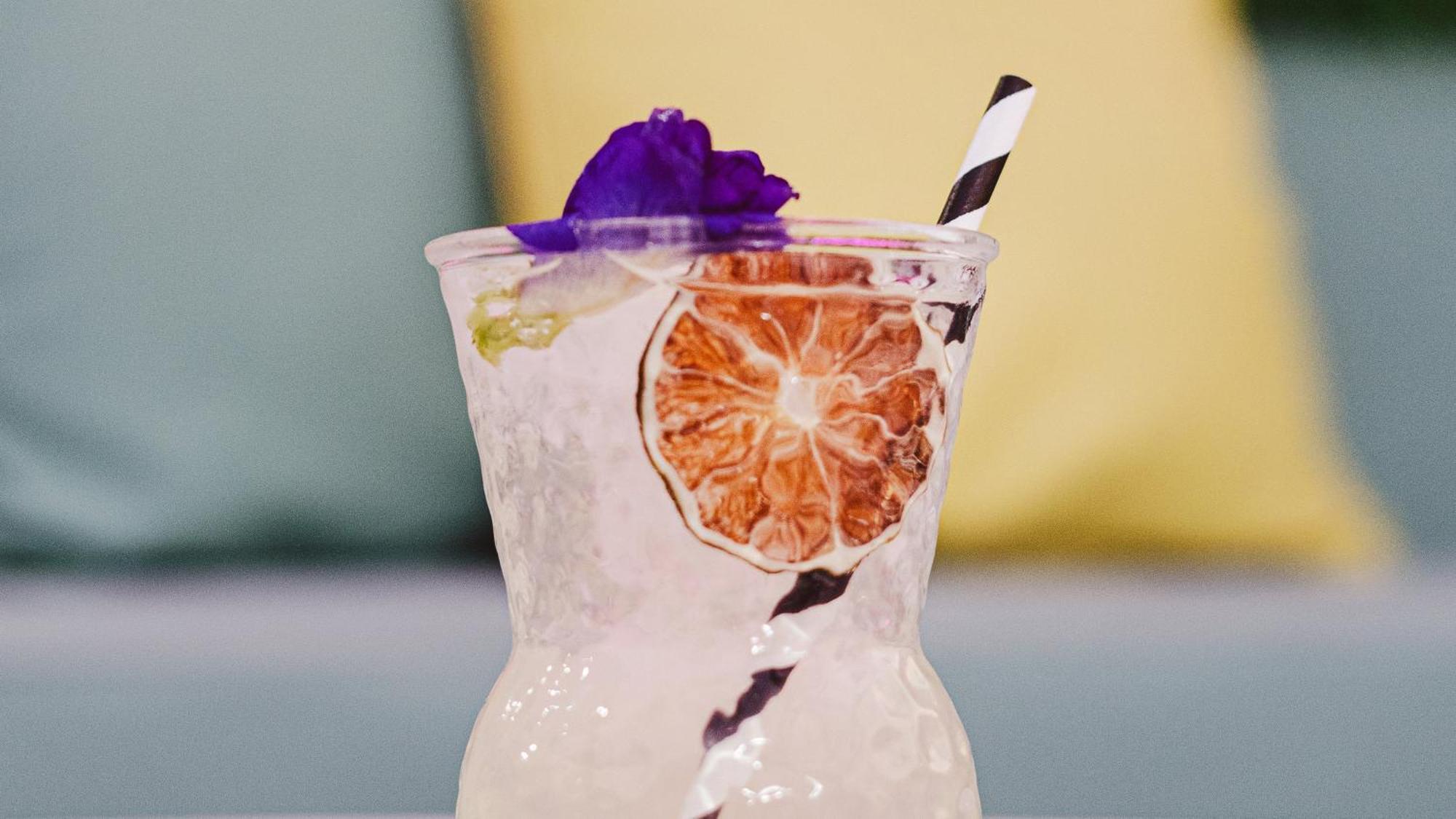 圣多明各假日套房酒店 聖多明哥 外观 照片 A cocktail with a paper straw