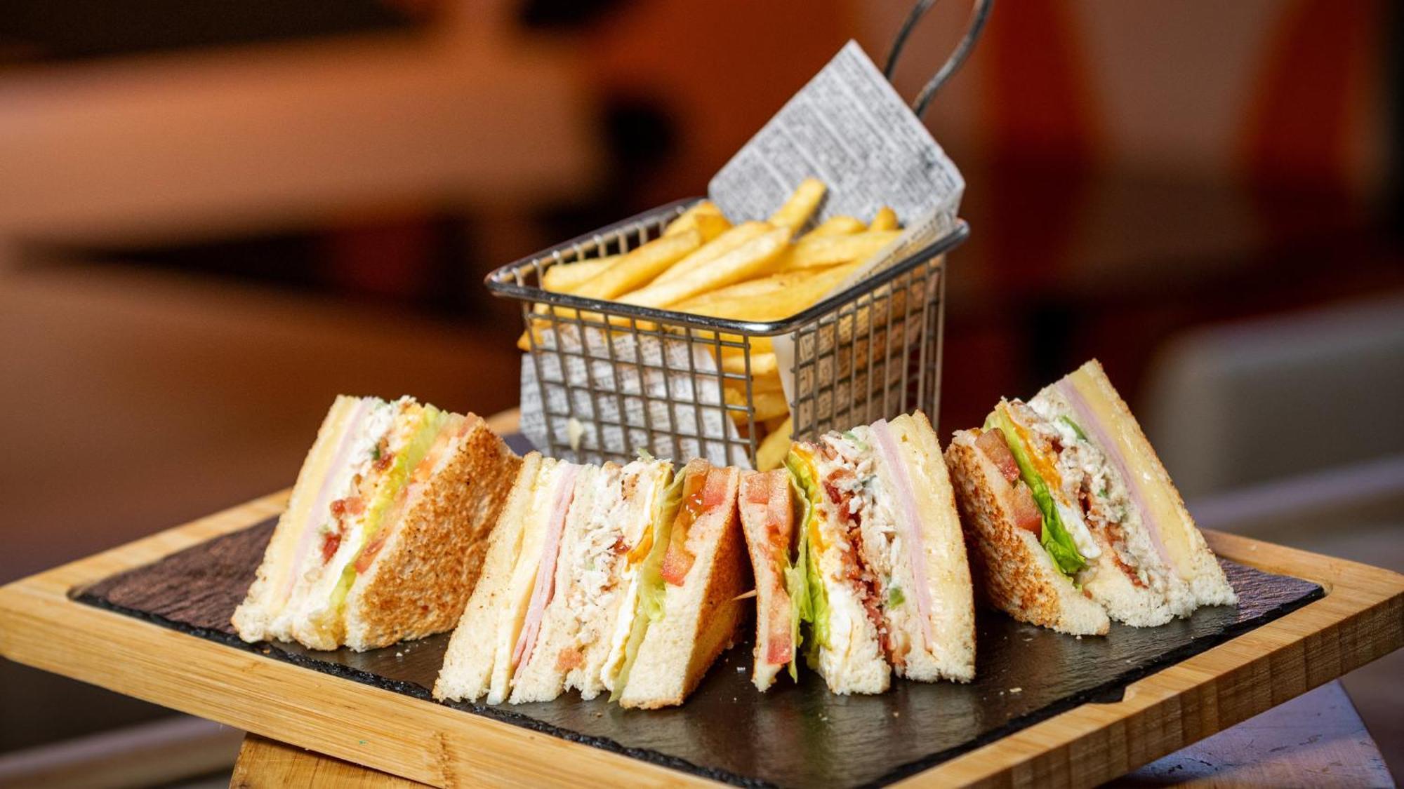 圣多明各假日套房酒店 聖多明哥 外观 照片 A club sandwich with chips