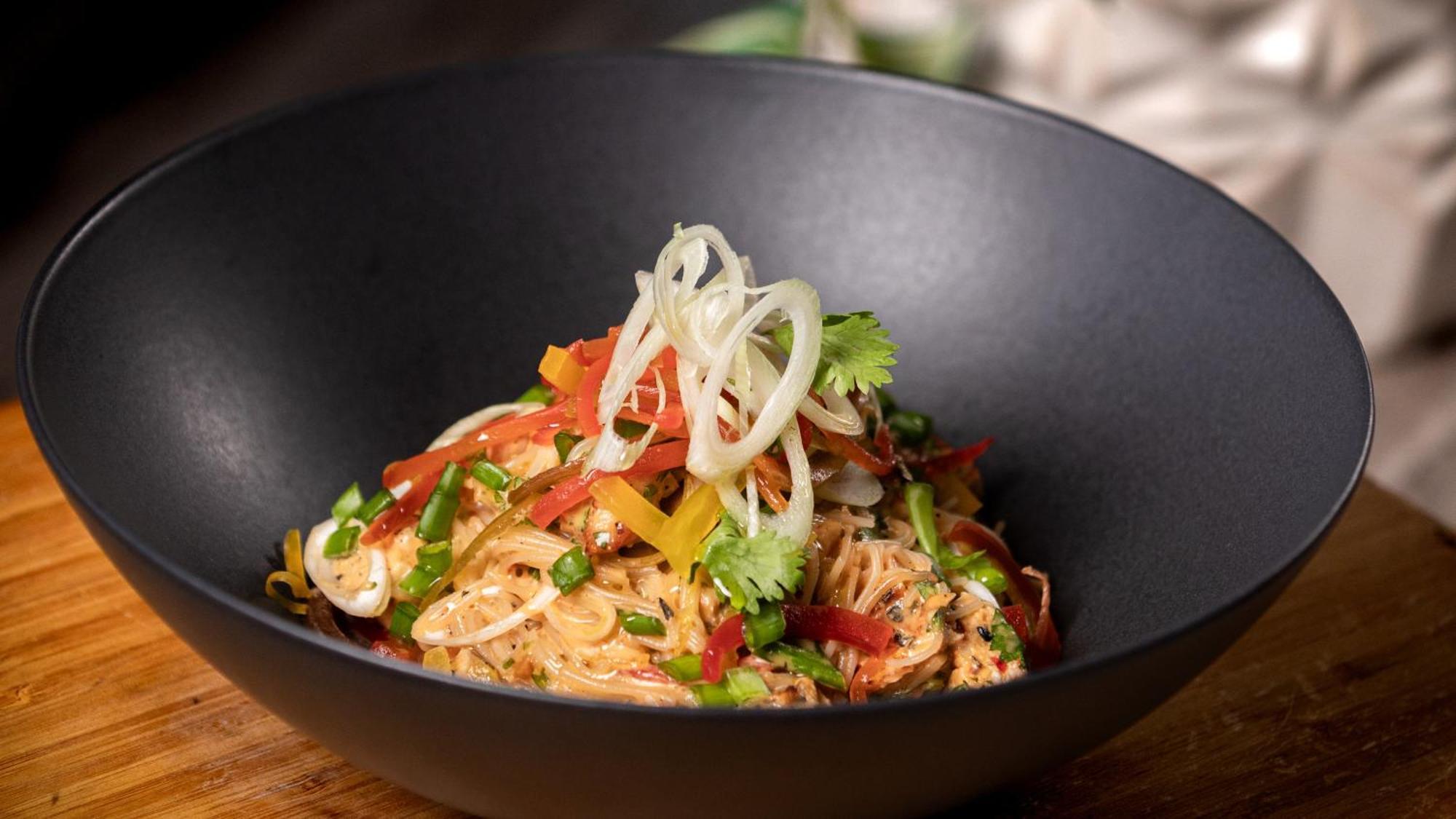 圣多明各假日套房酒店 聖多明哥 外观 照片 A bowl of Thai peanut chicken salad