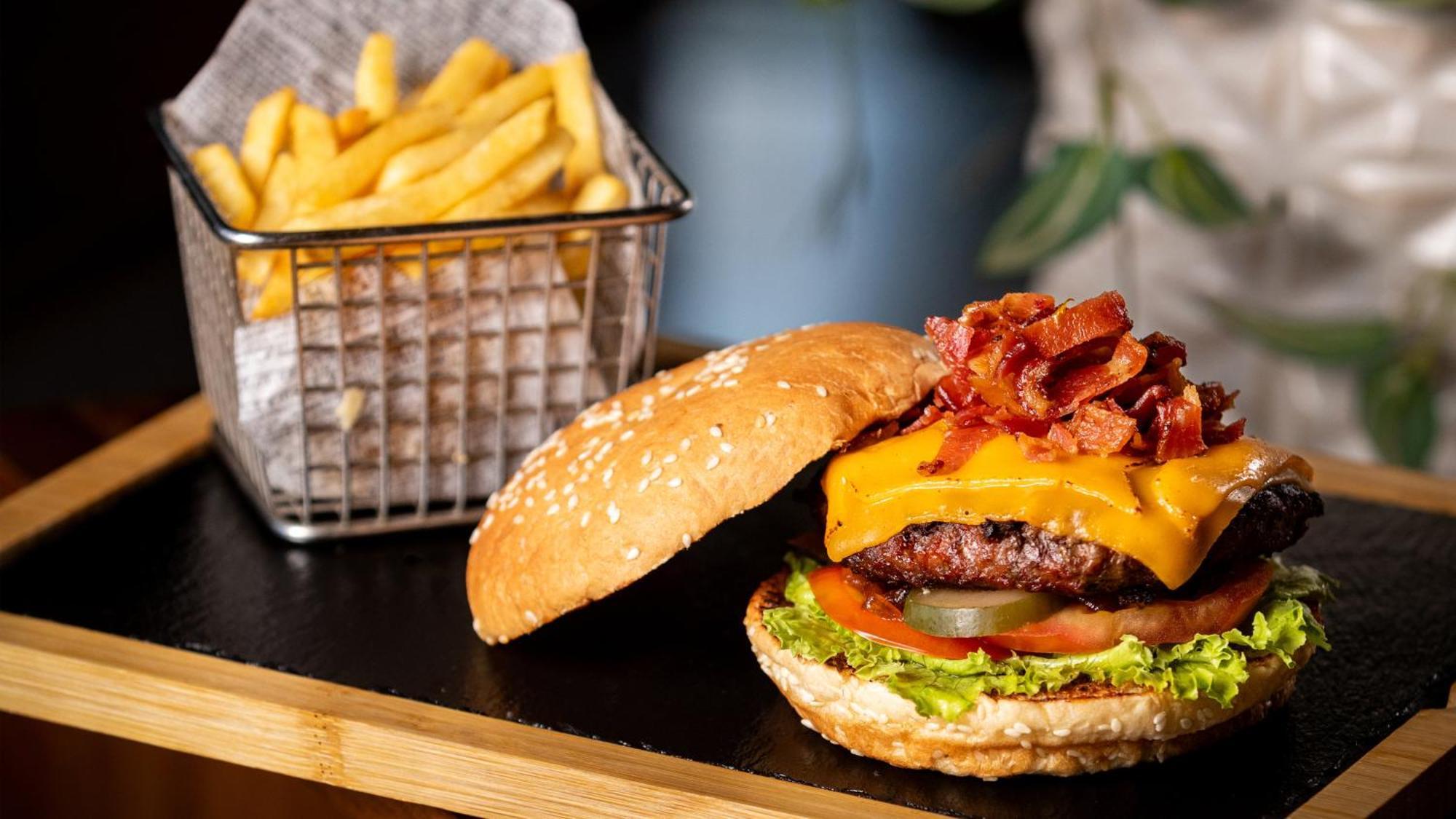 圣多明各假日套房酒店 聖多明哥 外观 照片 A cheeseburger with bacon