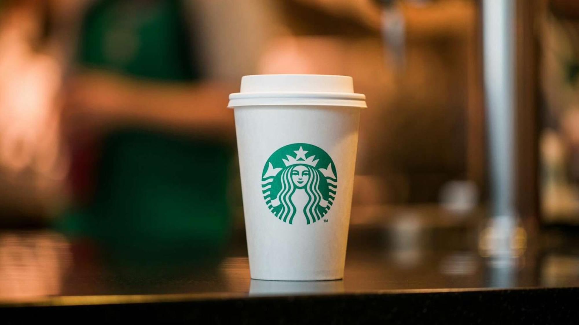 圣多明各假日套房酒店 聖多明哥 外观 照片 Starbucks coffee cup