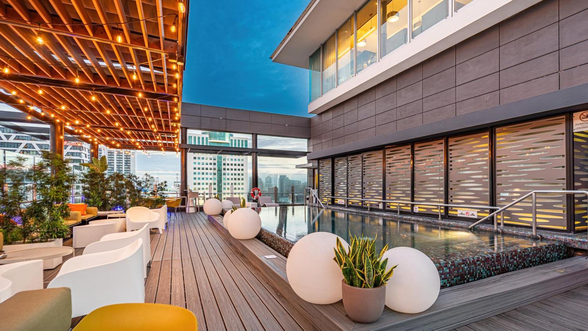 圣多明各假日套房酒店 聖多明哥 外观 照片 The rooftop pool at the hotel